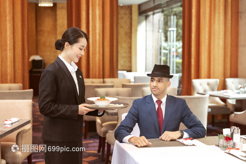 提升國(guó)際賓客體驗(yàn) 餐廳服務(wù)員上菜服務(wù)的精細(xì)化管理策略